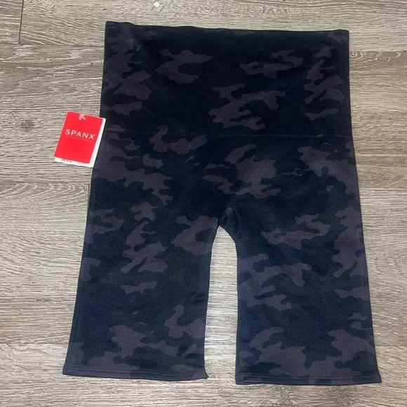 New nwt Spanx Lamn bike short black camo size medium workout athletic - Picture 1 of 5